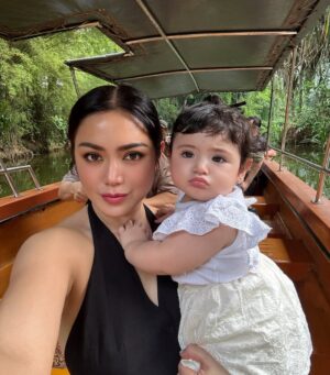 Jessica Iskandar Instagram - Safari with noni Jiaa, mencari teman-teman Tarzan.