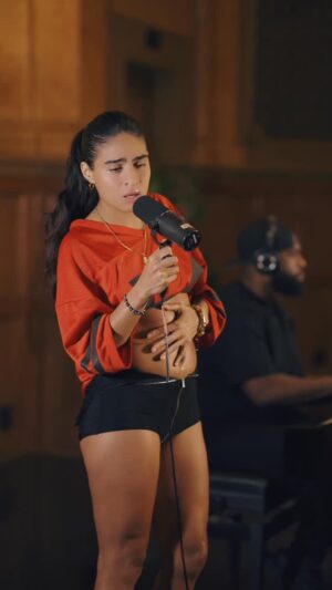 Jessie Reyez Instagram - “The human heart is the only thing whose worth increases the more it is broken.” –Shakieb Orgunwall

🎹 @matthewburnett