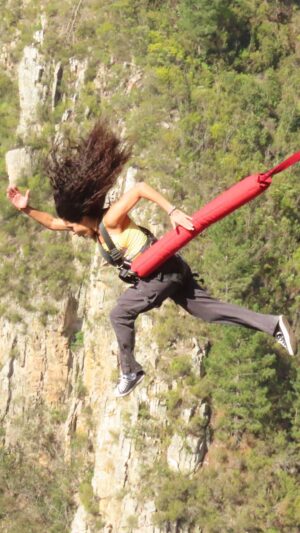 Jessie Reyez Instagram - “Cudnt be me” <- half of yall watching this but I swear it’s fun. 
This is the highest bunjee jump bridge in the world 🙃
More times. 
I had to do it four times. 🦅 
Thnx @face_adrenalin_ 
🇿🇦🇿🇦
