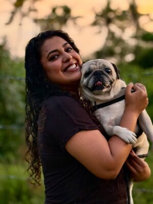 Jewel Mary Instagram - അവന്റെ ലോകം ഞാൻ മാത്രം ആണെന്ന തിരിച്ചറിവാണ് എന്റെ ജീവിതത്തിലെ ഏറ്റവും വലിയ അഹങ്കാരവും ഏറ്റവും വലിയ വേദനയും .. കാലത്തു കണ്ണ് തുറക്കുമ്പോ മുതൽ എന്റെ കട്ടിലിന്റെ കീഴെ ഉറക്കം പിടിക്കുന്ന വരെ .. എന്നെ ചുറ്റി പറ്റി ആണ് ചെക്കന്റെ ജീവിതം .. എന്റെ കൂടെ ആയിരിക്കുക എന്നതാണ് ഏറ്റവും വലിയ സന്തോഷം .. ഞാൻ പുറത്തു പോകുമ്പോളോ മറ്റോ ആശാന് മുള്ളാൻ മുട്ടിയാൽ .. ‘അമ്മ നടക്കുന്ന വഴിയിലോ പെരുമാറുന്ന ഇടങ്ങളിലോ വൃത്തികേടാക്കാതെ ഏതെങ്കിലും ഒരു മൂല കണ്ടുപിടിച്ചു കാര്യം സാധിക്കുക എന്നതാണ് അവന്റെ ലോജിക് ! പിന്നെ മൂത്ര ചൂരിന്റെ സ്രോതസ്സ് കണ്ടുപിടിക്കുക എന്ന കഠിനമായ ജോലി എന്റേത് ! .. വഴിലിറങ്ങുമ്പോ മാത്രം എന്നോട് ചെറിയ വാശി ഒക്കെ കാണിക്കും .. നോക്കി നില്കാലെ നാട് റോഡ് ലേക്ക് ഓടും വണ്ടി വരുമ്പോ അതിന്റെ മുന്നിലേക്കല്ല .. ഒപ്പോസിറ്റ് വശത്തേക്ക് നീങ്ങണം ന്നു ഞാൻ ഇവനെ എങ്ങനെ പറഞ്ഞു മനസിലാക്കണ .. ലീഷ് മ്മെ കെടന്നു ടാഗ് ഓഫ് വാർ ആണ് ! ഇരുണ്ട കാലങ്ങളിൽ .. മരിച്ചാലൊന്ന് പലപ്പോഴും ഓർകുമ്പോ ഇവന്റെ മുഖം ഓർമ്മ വരും .. ഞാൻ പോയ ഇവനെ ആര് നോക്കും .. ഇവന് വേണ്ടി ഞാൻ പലപ്പോഴും ജീവിതത്തെ ചൂസ് ചെയ്തു ! എനിക്ക് വേണ്ടി എന്റെ മാത്രം ഒരു ചക്കര കുട്ടൻ ! കുഞ്ഞു വാശികളും ഒരു കുന്നു സ്നേഹവുമായി ഹൈക്കു കുട്ടൻ !! #haiku #pug #dogmom #life #pet #pugsofinstagram #pugstagram #pugs #puglife