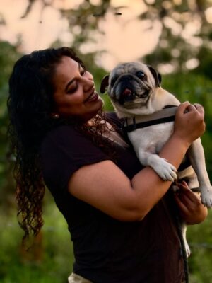 Jewel Mary Instagram - അവന്റെ ലോകം ഞാൻ മാത്രം ആണെന്ന തിരിച്ചറിവാണ് എന്റെ ജീവിതത്തിലെ ഏറ്റവും വലിയ അഹങ്കാരവും ഏറ്റവും വലിയ വേദനയും .. കാലത്തു കണ്ണ് തുറക്കുമ്പോ മുതൽ എന്റെ കട്ടിലിന്റെ കീഴെ ഉറക്കം പിടിക്കുന്ന വരെ .. എന്നെ ചുറ്റി പറ്റി ആണ് ചെക്കന്റെ ജീവിതം .. എന്റെ കൂടെ ആയിരിക്കുക എന്നതാണ് ഏറ്റവും വലിയ സന്തോഷം .. ഞാൻ പുറത്തു പോകുമ്പോളോ മറ്റോ ആശാന് മുള്ളാൻ മുട്ടിയാൽ .. ‘അമ്മ നടക്കുന്ന വഴിയിലോ പെരുമാറുന്ന ഇടങ്ങളിലോ വൃത്തികേടാക്കാതെ ഏതെങ്കിലും ഒരു മൂല കണ്ടുപിടിച്ചു കാര്യം സാധിക്കുക എന്നതാണ് അവന്റെ ലോജിക് ! പിന്നെ മൂത്ര ചൂരിന്റെ സ്രോതസ്സ് കണ്ടുപിടിക്കുക എന്ന കഠിനമായ ജോലി എന്റേത് ! .. വഴിലിറങ്ങുമ്പോ മാത്രം എന്നോട് ചെറിയ വാശി ഒക്കെ കാണിക്കും .. നോക്കി നില്കാലെ നാട് റോഡ് ലേക്ക് ഓടും വണ്ടി വരുമ്പോ അതിന്റെ മുന്നിലേക്കല്ല .. ഒപ്പോസിറ്റ് വശത്തേക്ക് നീങ്ങണം ന്നു ഞാൻ ഇവനെ എങ്ങനെ പറഞ്ഞു മനസിലാക്കണ .. ലീഷ് മ്മെ കെടന്നു ടാഗ് ഓഫ് വാർ ആണ് ! ഇരുണ്ട കാലങ്ങളിൽ .. മരിച്ചാലൊന്ന് പലപ്പോഴും ഓർകുമ്പോ ഇവന്റെ മുഖം ഓർമ്മ വരും .. ഞാൻ പോയ ഇവനെ ആര് നോക്കും .. ഇവന് വേണ്ടി ഞാൻ പലപ്പോഴും ജീവിതത്തെ ചൂസ് ചെയ്തു ! എനിക്ക് വേണ്ടി എന്റെ മാത്രം ഒരു ചക്കര കുട്ടൻ ! കുഞ്ഞു വാശികളും ഒരു കുന്നു സ്നേഹവുമായി ഹൈക്കു കുട്ടൻ !! #haiku #pug #dogmom #life #pet #pugsofinstagram #pugstagram #pugs #puglife