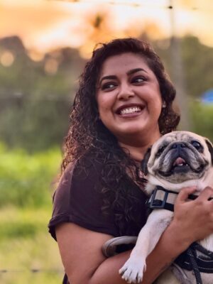 Jewel Mary Instagram - അവന്റെ ലോകം ഞാൻ മാത്രം ആണെന്ന തിരിച്ചറിവാണ് എന്റെ ജീവിതത്തിലെ ഏറ്റവും വലിയ അഹങ്കാരവും ഏറ്റവും വലിയ വേദനയും .. കാലത്തു കണ്ണ് തുറക്കുമ്പോ മുതൽ എന്റെ കട്ടിലിന്റെ കീഴെ ഉറക്കം പിടിക്കുന്ന വരെ .. എന്നെ ചുറ്റി പറ്റി ആണ് ചെക്കന്റെ ജീവിതം .. എന്റെ കൂടെ ആയിരിക്കുക എന്നതാണ് ഏറ്റവും വലിയ സന്തോഷം .. ഞാൻ പുറത്തു പോകുമ്പോളോ മറ്റോ ആശാന് മുള്ളാൻ മുട്ടിയാൽ .. ‘അമ്മ നടക്കുന്ന വഴിയിലോ പെരുമാറുന്ന ഇടങ്ങളിലോ വൃത്തികേടാക്കാതെ ഏതെങ്കിലും ഒരു മൂല കണ്ടുപിടിച്ചു കാര്യം സാധിക്കുക എന്നതാണ് അവന്റെ ലോജിക് ! പിന്നെ മൂത്ര ചൂരിന്റെ സ്രോതസ്സ് കണ്ടുപിടിക്കുക എന്ന കഠിനമായ ജോലി എന്റേത് ! .. വഴിലിറങ്ങുമ്പോ മാത്രം എന്നോട് ചെറിയ വാശി ഒക്കെ കാണിക്കും .. നോക്കി നില്കാലെ നാട് റോഡ് ലേക്ക് ഓടും വണ്ടി വരുമ്പോ അതിന്റെ മുന്നിലേക്കല്ല .. ഒപ്പോസിറ്റ് വശത്തേക്ക് നീങ്ങണം ന്നു ഞാൻ ഇവനെ എങ്ങനെ പറഞ്ഞു മനസിലാക്കണ .. ലീഷ് മ്മെ കെടന്നു ടാഗ് ഓഫ് വാർ ആണ് ! ഇരുണ്ട കാലങ്ങളിൽ .. മരിച്ചാലൊന്ന് പലപ്പോഴും ഓർകുമ്പോ ഇവന്റെ മുഖം ഓർമ്മ വരും .. ഞാൻ പോയ ഇവനെ ആര് നോക്കും .. ഇവന് വേണ്ടി ഞാൻ പലപ്പോഴും ജീവിതത്തെ ചൂസ് ചെയ്തു ! എനിക്ക് വേണ്ടി എന്റെ മാത്രം ഒരു ചക്കര കുട്ടൻ ! കുഞ്ഞു വാശികളും ഒരു കുന്നു സ്നേഹവുമായി ഹൈക്കു കുട്ടൻ !! #haiku #pug #dogmom #life #pet #pugsofinstagram #pugstagram #pugs #puglife