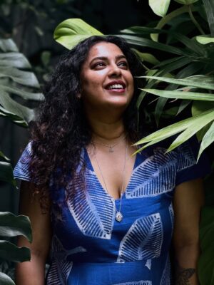 Jewel Mary Instagram - പണ്ടേതോ ജന്മത്തിൽ എന്റെ പേര് കുമുദിനി എന്നായിരുന്നു . ഞാൻ ഒരു നിബിഡവനത്തിന്റെ സൂക്ഷിപ്പുകാരിയായിരുന്നു . ഞാനങ്ങനെ മൂളിപ്പാട്ടൊക്കെ പാടി മരങ്ങളോടും കിളികളോടുമൊക്കെ മിണ്ടീമ് പറഞ്ഞുമൊക്കെ അവിടങ്ങനെ ചുറ്റിക്കറങ്ങി നടന്നു ! ഇന്നീ പടമെടുക്കാൻ നേരം ഇലകൾ പറഞ്ഞു തന്നതാണ് ഈ കഥ ! പോയ ജന്മങ്ങളിലെ ഒരു നുണ കഥ