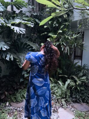 Jewel Mary Instagram - പണ്ടേതോ ജന്മത്തിൽ എന്റെ പേര് കുമുദിനി എന്നായിരുന്നു . ഞാൻ ഒരു നിബിഡവനത്തിന്റെ സൂക്ഷിപ്പുകാരിയായിരുന്നു . ഞാനങ്ങനെ മൂളിപ്പാട്ടൊക്കെ പാടി മരങ്ങളോടും കിളികളോടുമൊക്കെ മിണ്ടീമ് പറഞ്ഞുമൊക്കെ അവിടങ്ങനെ ചുറ്റിക്കറങ്ങി നടന്നു ! ഇന്നീ പടമെടുക്കാൻ നേരം ഇലകൾ പറഞ്ഞു തന്നതാണ് ഈ കഥ ! പോയ ജന്മങ്ങളിലെ ഒരു നുണ കഥ
