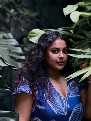 Jewel Mary Instagram - പണ്ടേതോ ജന്മത്തിൽ എന്റെ പേര് കുമുദിനി എന്നായിരുന്നു . ഞാൻ ഒരു നിബിഡവനത്തിന്റെ സൂക്ഷിപ്പുകാരിയായിരുന്നു . ഞാനങ്ങനെ മൂളിപ്പാട്ടൊക്കെ പാടി മരങ്ങളോടും കിളികളോടുമൊക്കെ മിണ്ടീമ് പറഞ്ഞുമൊക്കെ അവിടങ്ങനെ ചുറ്റിക്കറങ്ങി നടന്നു ! ഇന്നീ പടമെടുക്കാൻ നേരം ഇലകൾ പറഞ്ഞു തന്നതാണ് ഈ കഥ ! പോയ ജന്മങ്ങളിലെ ഒരു നുണ കഥ