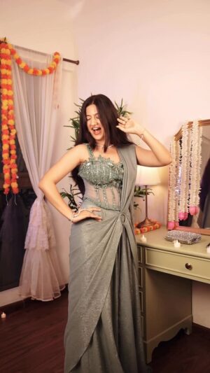 Jhanvi Bhatia Instagram - Diwali can’t Diwali w/o a Desi Girl transition!🤭🩵✨
Outfit from @tirumaladesigners 💖
Jewellery @radhabhatiaa1 🥰
Clutch @esbeda_official ✨
#desigirl #corset #saree #desifashion #desistyle #indianfashion #diwalifashion #diwalioutfit #diwali #ethnicwear #explorepage #foryou #transitionreels #priyankachopra #dostana #bollywoodfashion #jhanvibhatia