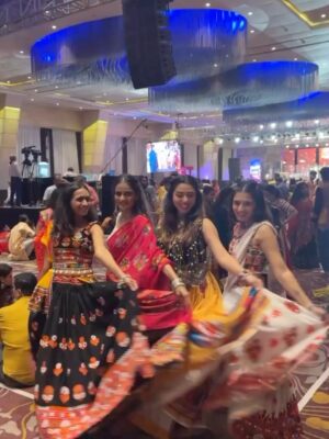 Jheel Mehta Instagram - Beats, Colors and endless garba with the Andheri Bois 💖🧿 #navratri