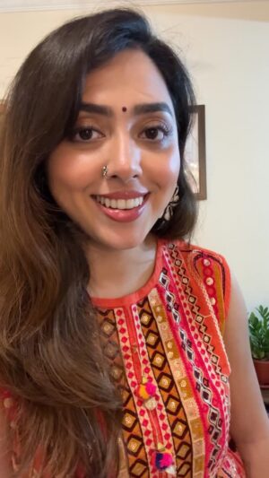 Jheel Mehta Instagram - Spinning our way into the beginning of Navratri 💃🏻🥢✨🧿
#Garba #navratri #jheelkepyaarmedube