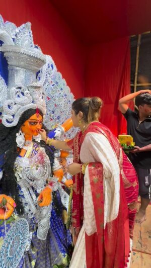 Jhilik Bhattacharjee Instagram - Maa abar eso ❤️
Wishing you all a very happy Subho Bijaya 🙏🏻