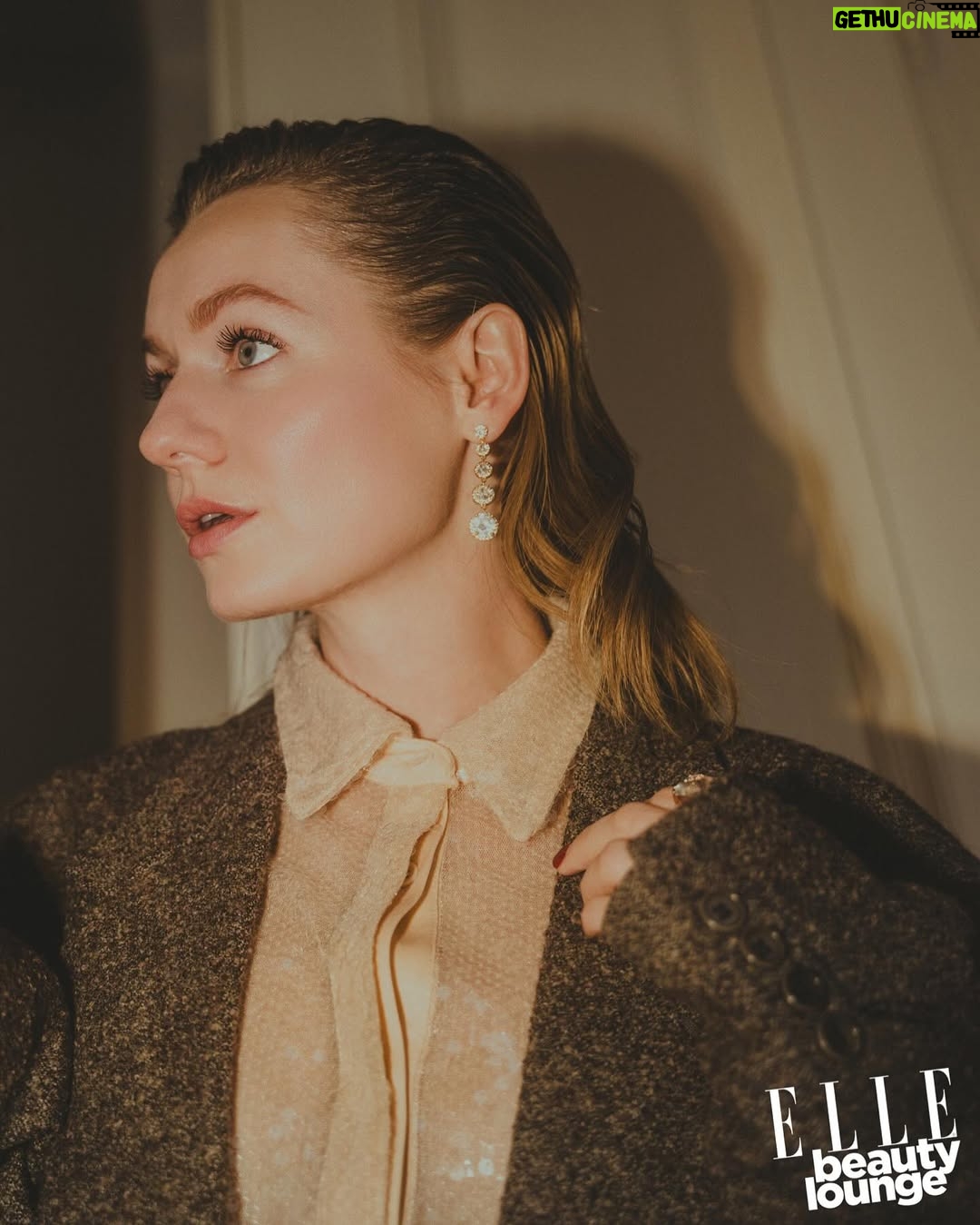 Jiřina Daňhelová - 2.4K Likes - Kampak se nám to kráska @danhelinda zatoulala? 

—— 

Foto: Alexandra Ženatá @alexandrazenata
Make-Up: @douglasczech & @armanibeauty
Vlasy: @wellaczsk 
Outfit: @ontheboat__ 
Boty: @cccshoesbags 
Šperky: @apart.cz 
Fashion director & Styling: @mariakohutik
Asistent stylingu: Danil Pryima @danilpryima & Siuzanna Yunusova @sgayechka
Retuš: Štěpán Molitor @stepan.molitor

—— 

#ELLEBeautyLounge #ELLECzech #ELLE #KarlovyVary #KVIFF #ELLEBeautyLounge2025