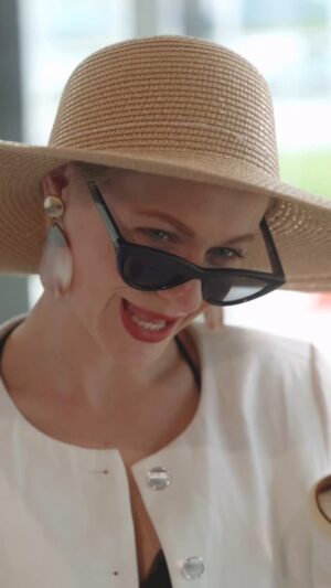 Jiřina Daňhelová Instagram - Tak jak je to s těma električákama? 
To je furt hádek 🙄🤷🏼‍♀️
Pevně věřím, že elektro možná jen zažívá pionýrský časy, ale my příští generaci tu cestičku prošlapem a pak už může plně vykvést čistší a zdravější varianta dopravy, ne? 
Jak moc velká jsem naivka? 
Jsem zvědavá i na konstruktivní bídu 🥰