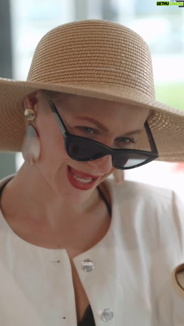 Jiřina Daňhelová - 57.3K Likes - Tak jak je to s těma električákama? 
To je furt hádek 🙄🤷🏼‍♀️
Pevně věřím, že elektro možná jen zažívá pionýrský časy, ale my příští generaci tu cestičku prošlapem a pak už může plně vykvést čistší a zdravější varianta dopravy, ne? 
Jak moc velká jsem naivka? 
Jsem zvědavá i na konstruktivní bídu 🥰