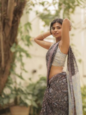 Jini Sundarraj Instagram - Saree today, slay every day..
.
.
Costumes - @kaarigai.sarees
Photographer - @camerasenthil
Makeup - @purpleplusnagu
Shoot Organized by @rrajeshananda
.
.
#insta #saree #traditional #sareeofinstagram #postoftheday #instagram #instaart