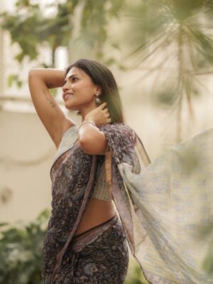 Jini Sundarraj Instagram - Saree today, slay every day..
.
.
Costumes - @kaarigai.sarees
Photographer - @camerasenthil
Makeup - @purpleplusnagu
Shoot Organized by @rrajeshananda
.
.
#insta #saree #traditional #sareeofinstagram #postoftheday #instagram #instaart