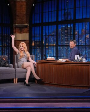 Jinkx Monsoon Instagram - @latenightseth tonight! thank you for the birthday cake - (Mary Todd’s favorite!) 🎂

@ohmaryplay @jinkxanddelaholiday 

📷: Lloyd Bishop/NBC (@lloydbishop)
Stylist: @americanwastoid 
Hair: @daveydidmyhair

#latenight