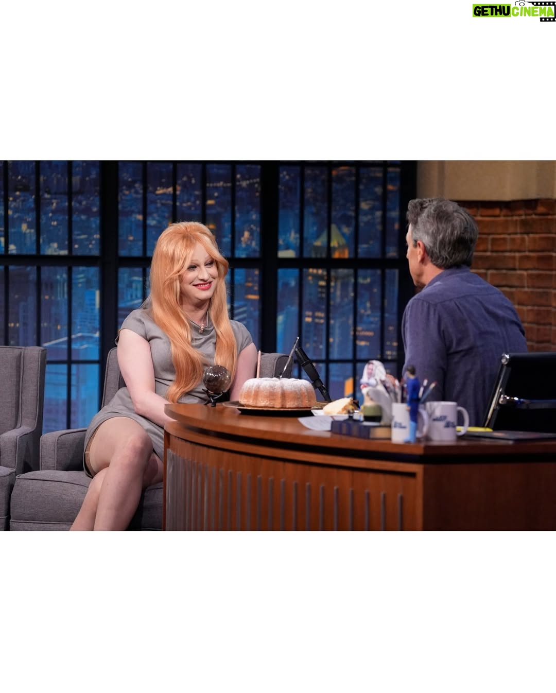 Jinkx Monsoon - 87K Likes - @latenightseth tonight! thank you for the birthday cake - (Mary Todd’s favorite!) 🎂

@ohmaryplay @jinkxanddelaholiday 

📷: Lloyd Bishop/NBC (@lloydbishop)
Stylist: @americanwastoid 
Hair: @daveydidmyhair

#latenight