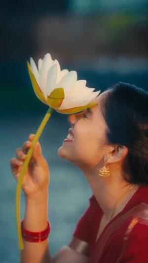 Jisma Jiji Instagram - Some moments feel like they’ve stepped out of a movie… today I was Parvathi…

Location @ira_marari_ 
Shot by @athul_krishna________ 
Graded by @roh_footage 
MUA @tin2_thomaz_makeup_artist
Saree @sevensarees
Blouse customised from @awaanybridal
@jiffinjiji @_rominroy_

#malayalam #mohanlal #jismavimal #actor #malayalamcinema