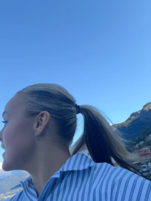 JoJo Siwa Instagram - Golden days in Italy✨🇮🇹 
First time traveling to a new country alone…. Almost went without a hitch… quite literally had one hitch. Swipe to last slides to see what I’m talking about😅
Now headed back home for my last week of rehearsals for my INFINITY HEART tour in Europe next week!🤍