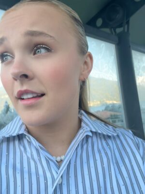 JoJo Siwa Instagram - Golden days in Italy✨🇮🇹 
First time traveling to a new country alone…. Almost went without a hitch… quite literally had one hitch. Swipe to last slides to see what I’m talking about😅
Now headed back home for my last week of rehearsals for my INFINITY HEART tour in Europe next week!🤍