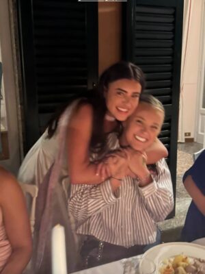 JoJo Siwa Instagram - Golden days in Italy✨🇮🇹 
First time traveling to a new country alone…. Almost went without a hitch… quite literally had one hitch. Swipe to last slides to see what I’m talking about😅
Now headed back home for my last week of rehearsals for my INFINITY HEART tour in Europe next week!🤍