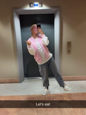 JoJo Siwa Instagram - Golden days in Italy✨🇮🇹 
First time traveling to a new country alone…. Almost went without a hitch… quite literally had one hitch. Swipe to last slides to see what I’m talking about😅
Now headed back home for my last week of rehearsals for my INFINITY HEART tour in Europe next week!🤍