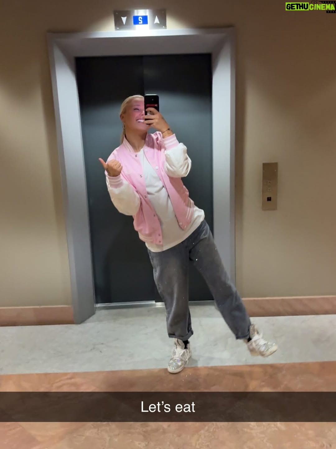 JoJo Siwa - 356.4K Likes - Golden days in Italy✨🇮🇹 
First time traveling to a new country alone…. Almost went without a hitch… quite literally had one hitch. Swipe to last slides to see what I’m talking about😅
Now headed back home for my last week of rehearsals for my INFINITY HEART tour in Europe next week!🤍