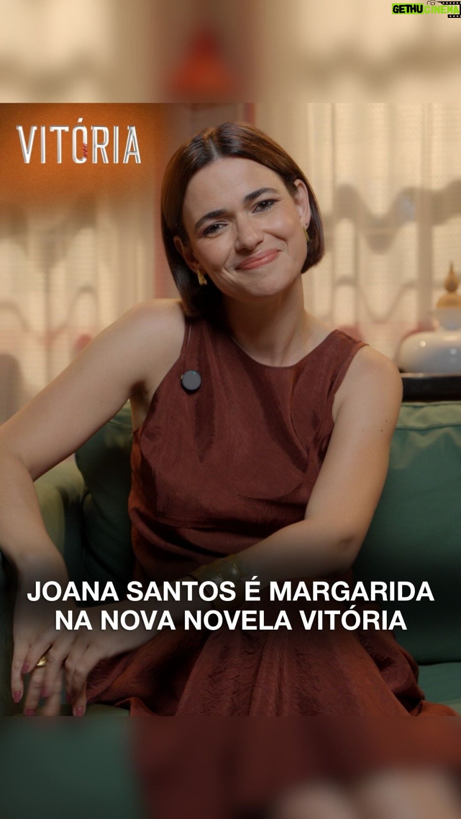 Joana Santos - 3.3K Likes - Apresentamos a Margarida Mendonça.

Margarida carrega uma mágoa profunda… que vai transformar em arma contra Vitória! Os sobrinhos são tudo para ela e está disposta a ir até onde for preciso para não os perder.

Joana Santos deixa o aviso “Eu acho que as pessoas não estão preparadas para ver tanta maldade nesta família.” 😬

“VITÓRIA”, estreia dia 22, na SIC, @opto.sic e @disneypluspt