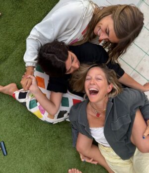 Joana Santos Instagram - Dias que me fazem muito bem ao nível da saúde mental. E ao nível dos abdominais! 😂😂
Perderam a noção? Um bocadinho, mas ainda bem! 
@____joanasantos____ @paulaloboantunes