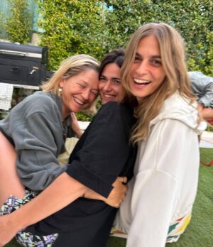 Joana Santos Instagram - Dias que me fazem muito bem ao nível da saúde mental. E ao nível dos abdominais! 😂😂
Perderam a noção? Um bocadinho, mas ainda bem! 
@____joanasantos____ @paulaloboantunes
