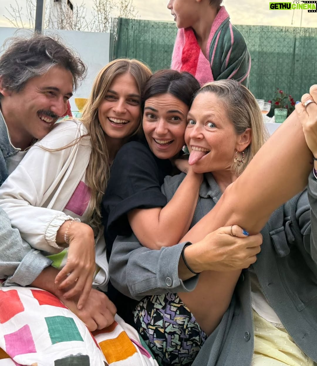 Joana Santos - 3K Likes - Dias que me fazem muito bem ao nível da saúde mental. E ao nível dos abdominais! 😂😂
Perderam a noção? Um bocadinho, mas ainda bem! 
@____joanasantos____ @paulaloboantunes