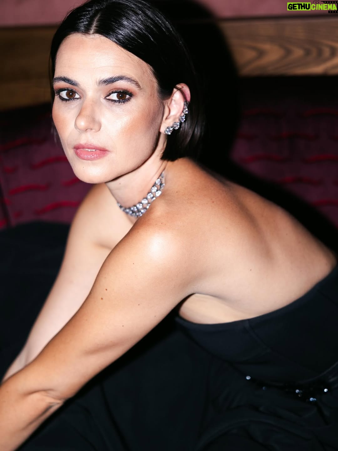 Joana Santos - 5.4K Likes - Não, não estou a sonhar levei o Globo de Ouro  de melhor actriz de cinema para casa! 🏆 🤟🏼 Que noite bonita, emotiva e intensa.
 
Obrigada a todos os que me enviaram felicitações digitais, não consigo responder a todos 😂 ( olha para ela armada em boa) por isso fica aqui o meu muito obrigada, de coração 🥹🫰🏻 
 
Stylist: @sergio.onzestylist| @sergio.onze 
Vestido: @robertodiz 
Jóias : @fiorire.jewellery 
Sapatos: @luisonofreofficial 
Cabelos: @jeanlouisdavidportugal 
Makeup: @guerlain @inesabreulima 

📸 : @melissavieira.ph @rafaelasglopes 

@lockehotels @santajoanalisboa 

Um enorme OBRIGADA à @mariainesgms @carla_quelhas @sarafsant0s e a toda a equipa @elite_lisbon por todo o apoio! 

#globosdeouro2025 @sicoficial