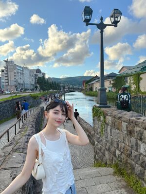 Joanne Missingham Instagram - 這次去日本收拾行李發現多了空間可以利用一直在思考比之前少了什麼🤔
才想到終於不用再帶一堆保養液、人工淚液、隱形眼鏡之類的了！只需要一副太陽眼鏡😎
距離眼睛雷射手術也默默過一年了，沒有任何不適、水霧感，讓我在旅程中更享受每個風景，很開心去年做了這個超棒的決定❤️
(每個人眼睛狀況不同，還是需要經過專業評估哦)

#SMILEPro #近視雷射
@cceye_1997