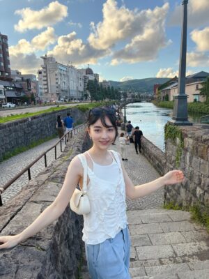 Joanne Missingham Instagram - 這次去日本收拾行李發現多了空間可以利用一直在思考比之前少了什麼🤔
才想到終於不用再帶一堆保養液、人工淚液、隱形眼鏡之類的了！只需要一副太陽眼鏡😎
距離眼睛雷射手術也默默過一年了，沒有任何不適、水霧感，讓我在旅程中更享受每個風景，很開心去年做了這個超棒的決定❤️
(每個人眼睛狀況不同，還是需要經過專業評估哦)

#SMILEPro #近視雷射
@cceye_1997