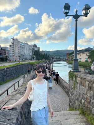 Joanne Missingham Instagram - 這次去日本收拾行李發現多了空間可以利用一直在思考比之前少了什麼🤔
才想到終於不用再帶一堆保養液、人工淚液、隱形眼鏡之類的了！只需要一副太陽眼鏡😎
距離眼睛雷射手術也默默過一年了，沒有任何不適、水霧感，讓我在旅程中更享受每個風景，很開心去年做了這個超棒的決定❤️
(每個人眼睛狀況不同，還是需要經過專業評估哦)

#SMILEPro #近視雷射
@cceye_1997