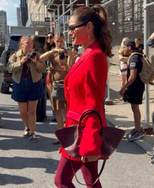 Jocelyn Osorio Instagram - Big NYFW energy ⚡ @aliceandolivia turning the streets into a runway 💋 #nycstreetstyle #nyfw