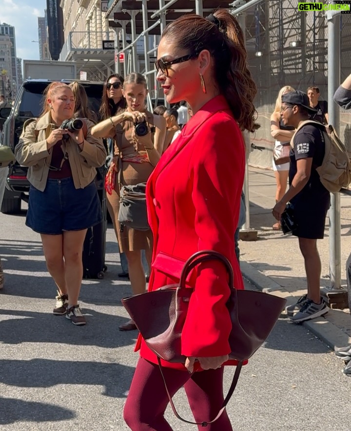 Jocelyn Osorio - 3 Likes - Big NYFW energy ⚡ @aliceandolivia turning the streets into a runway 💋 #nycstreetstyle #nyfw