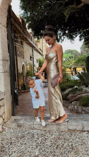 Jocelyn Osorio Instagram - How are they starving after school when I packed two lunches and two bags of snacks? 🍎🥨😂 #momlife
Dos loncheras, dos bolsas de snacks… y aún llegan con hambre. 🤷🏻♀️ #momlife #mamá