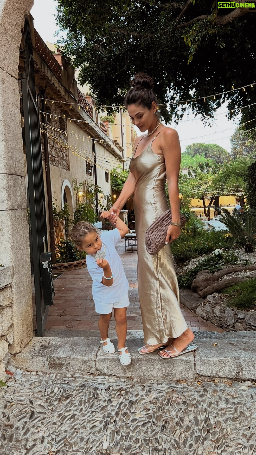 Jocelyn Osorio - 3 Likes - How are they starving after school when I packed two lunches and two bags of snacks? 🍎🥨😂 #momlife

Dos loncheras, dos bolsas de snacks… y aún llegan con hambre. 🤷🏻‍♀️ #momlife #mamá