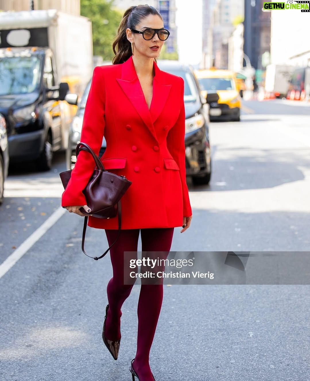 Jocelyn Osorio - 3 Likes - Big NYFW energy ⚡ @aliceandolivia turning the streets into a runway 💋 #nycstreetstyle #nyfw
