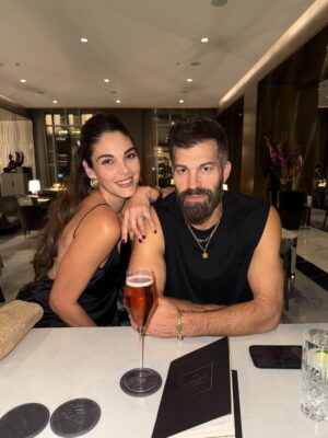 Jocelyn Osorio Instagram - Enjoying everything this strikingly beautiful city has to offer with my favorite people. Let’s see if I can endure the winter…And saving the best for last — that skyline! 🌃
Disfrutando todo lo que esta ciudad tan impresionante tiene para ofrecer con mis personas favoritas. Ahora a ver si logro sobrevivir el invierno…Y para cerrar con broche de oro — ese skyline espectacular.
#Chicago #ChicagoLife #SkylineViews #FamilyMoments #CityVibes #WinterIsComing #UrbanExploration #FamilyLove #TravelWithKids #CityLiving #skylinelove