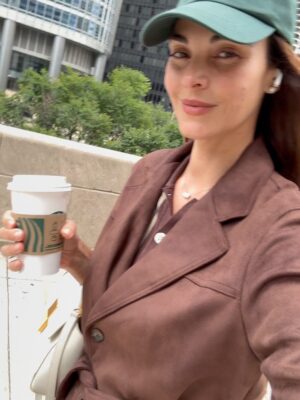Jocelyn Osorio Instagram - Enjoying everything this strikingly beautiful city has to offer with my favorite people. Let’s see if I can endure the winter…And saving the best for last — that skyline! 🌃
Disfrutando todo lo que esta ciudad tan impresionante tiene para ofrecer con mis personas favoritas. Ahora a ver si logro sobrevivir el invierno…Y para cerrar con broche de oro — ese skyline espectacular.
#Chicago #ChicagoLife #SkylineViews #FamilyMoments #CityVibes #WinterIsComing #UrbanExploration #FamilyLove #TravelWithKids #CityLiving #skylinelove