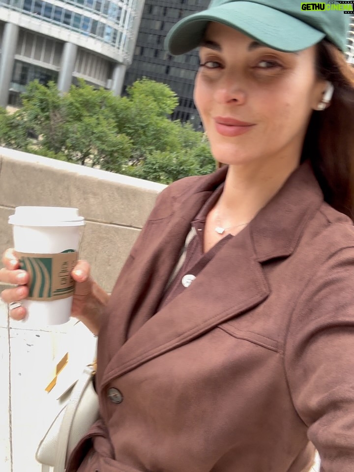 Jocelyn Osorio - 3 Likes - Enjoying everything this strikingly beautiful city has to offer with my favorite people. Let’s see if I can endure the winter…And saving the best for last — that skyline! 🌃

Disfrutando todo lo que esta ciudad tan impresionante tiene para ofrecer con mis personas favoritas. Ahora a ver si logro sobrevivir el invierno…Y para cerrar con broche de oro — ese skyline espectacular.

#Chicago #ChicagoLife #SkylineViews #FamilyMoments #CityVibes #WinterIsComing #UrbanExploration #FamilyLove #TravelWithKids #CityLiving #skylinelove