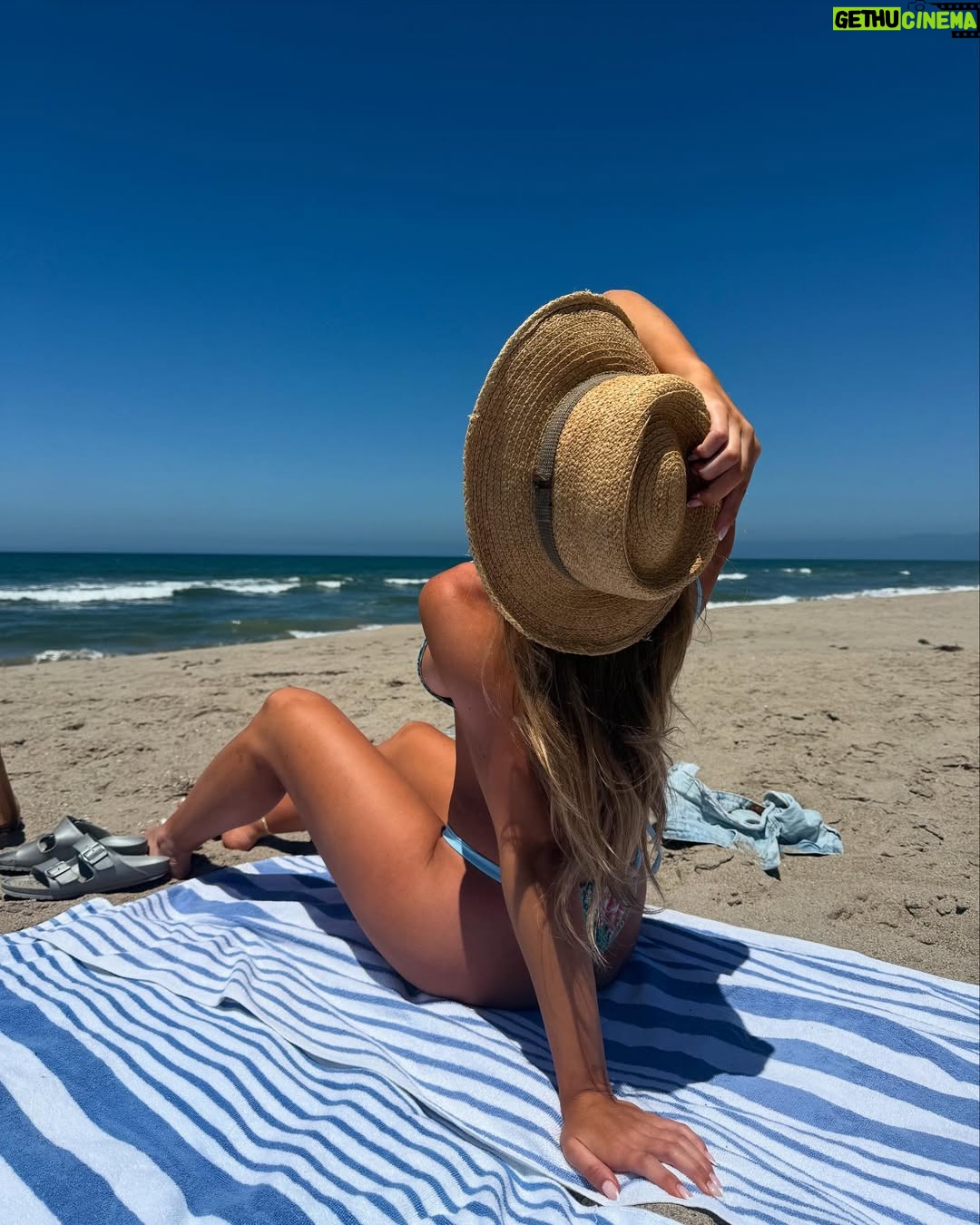 Joelle Better - 3.3K Likes - beach bum