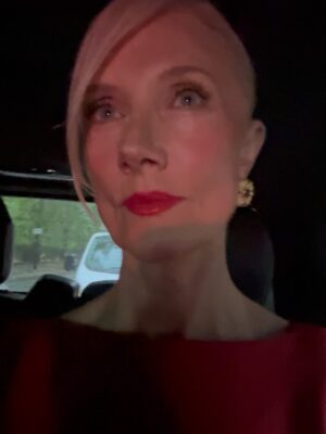 Joely Richardson Instagram - On my way to the ‘Downton Abbey Grand Finale’ the rain was pelting down. It stopped a minute before we arrived. I went with the director Simon Curtis, one of my best and oldest friends ( we met decades ago working in Liverpool fringe theatre). Simon’s wife, the magnificent @elizabeth.mcgov was on Broadway so couldn’t attend. I play a tiny role , horrible woman described as ‘that old hag ‘( but also a bit funny in her preposterousness). Was such a thrill to join the iconic cast and crew, and wonderful to see my brilliant friend at work- humour, inspiration and specificity . A year earlier we were sitting on a pebble beach in the rain with my mum. Bravo DA on your grand finale 👏