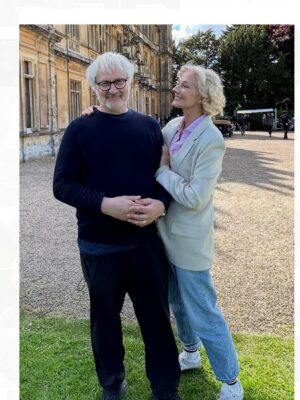 Joely Richardson Instagram - On my way to the ‘Downton Abbey Grand Finale’ the rain was pelting down. It stopped a minute before we arrived. I went with the director Simon Curtis, one of my best and oldest friends ( we met decades ago working in Liverpool fringe theatre). Simon’s wife, the magnificent @elizabeth.mcgov was on Broadway so couldn’t attend. I play a tiny role , horrible woman described as ‘that old hag ‘( but also a bit funny in her preposterousness). Was such a thrill to join the iconic cast and crew, and wonderful to see my brilliant friend at work- humour, inspiration and specificity . A year earlier we were sitting on a pebble beach in the rain with my mum. Bravo DA on your grand finale 👏