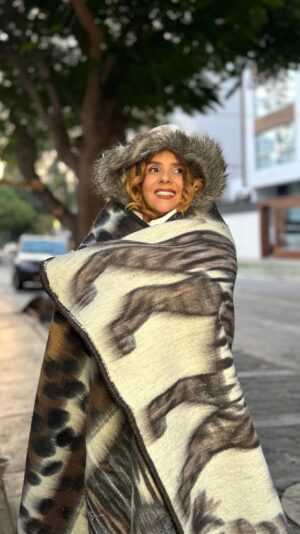 Johanna San Miguel Instagram - A sacar la frazada tigre se ha dicho 🥶❄️ #frío #invierno #comedia
