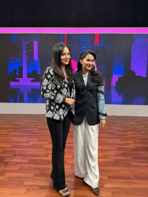 Jolene Marie Rotinsulu Instagram - Kesan pertama saya setelah bertemu langsung dan berdiskusi dengan beliau; Anointed Lady.
Salah satu sosok pemimpin wanita inspiratif menurut saya pribadi dan adalah pembuktian bahwa wanita bisa memimpin dengan tutur kata yang sopan namun bersubstansi, lembut namun juga penuh ketegasan.
Such a blessing bisa bertemu dengan ibu @s_tjo hari ini terima kasih atas waktu dan pembelajaranya bu, semoga kedepannya semakin banyak sosok pemimpin perempuan seperti ibu dan semangat terus!
Jadi, gimana bu, beta bole ka tida pindah ke Maluku Utara? 😂🤣 hahaha 🫶🏻