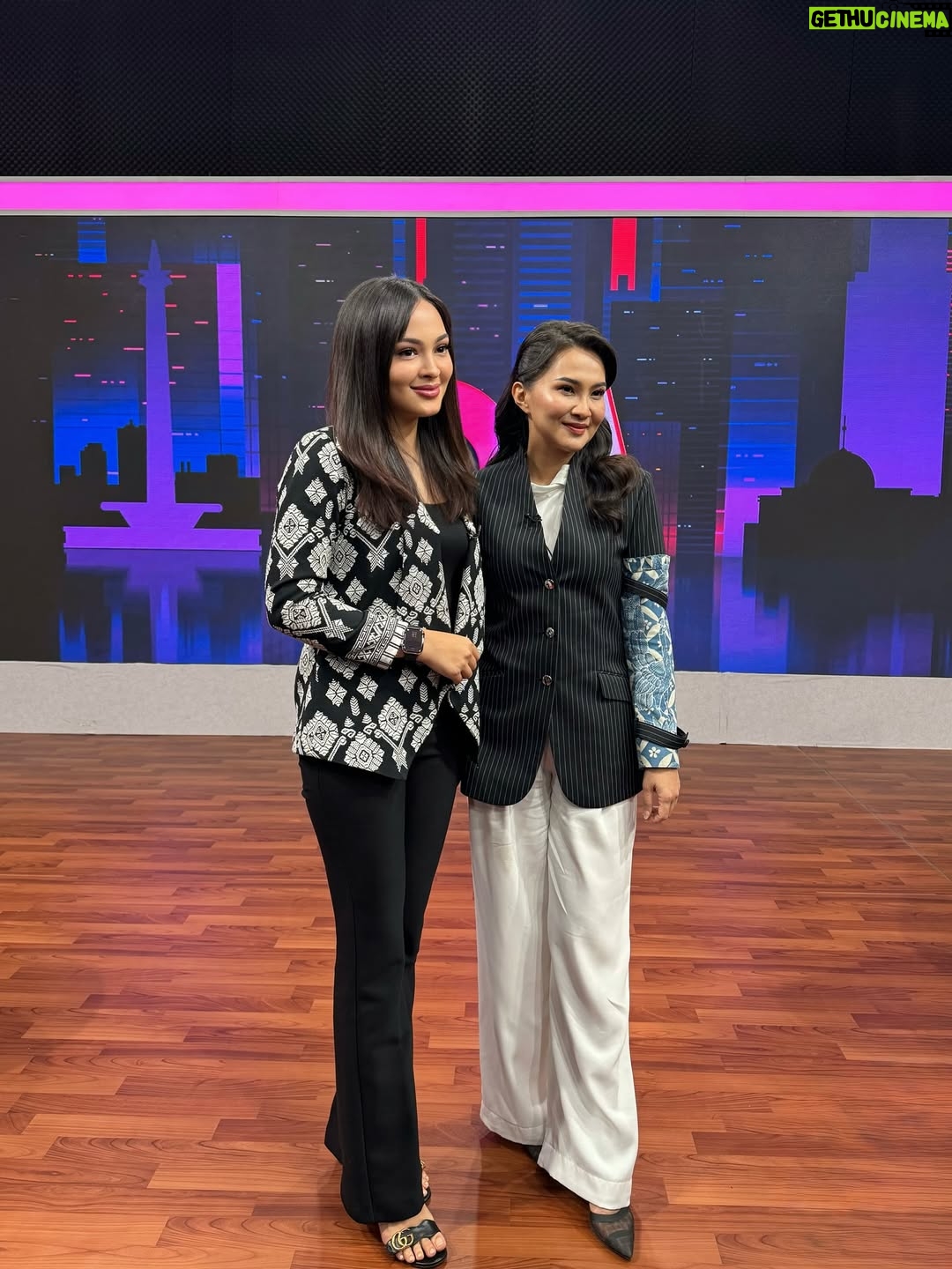 Jolene Marie Rotinsulu - 6K Likes - Kesan pertama saya setelah bertemu langsung dan berdiskusi dengan beliau; Anointed Lady. 

Salah satu sosok pemimpin wanita inspiratif menurut saya pribadi dan adalah pembuktian bahwa wanita bisa memimpin dengan tutur kata yang sopan namun bersubstansi, lembut namun juga penuh ketegasan.

Such a blessing bisa bertemu dengan ibu @s_tjo hari ini terima kasih atas waktu dan pembelajaranya bu, semoga kedepannya semakin banyak sosok pemimpin perempuan seperti ibu dan semangat terus!

Jadi, gimana bu, beta bole ka tida pindah ke Maluku Utara? 😂🤣 hahaha 🫶🏻