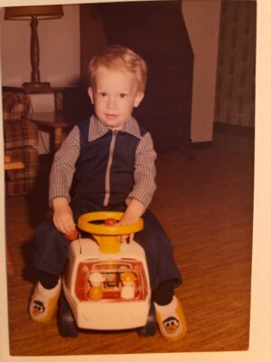Josée Boudreault Instagram - On dirait le jeu des 7 différences.  Quand mon chum sort une journée de vente de garage, je ne sais jamais si il va revenir avec quelque chose de son enfance. J’espère qu’il ne finira pas par retrouver aussi les pantoufles 😂 @lprivard