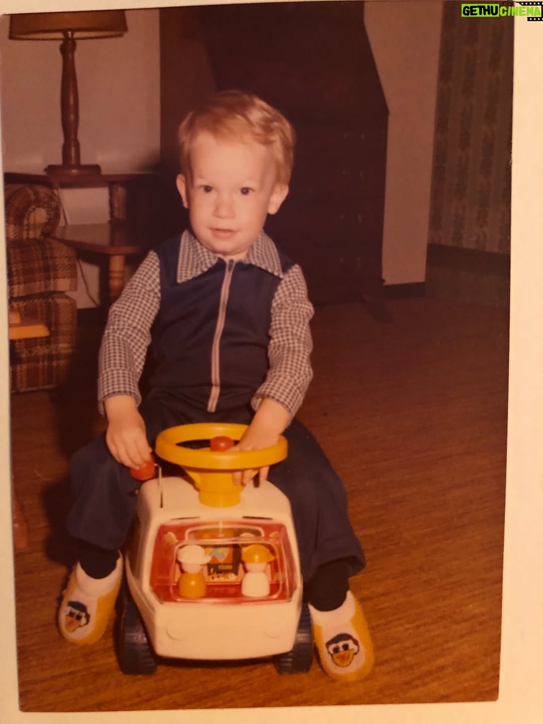 Josée Boudreault - 181 Likes - On dirait le jeu des 7 différences.  Quand mon chum sort une journée de vente de garage, je ne sais jamais si il va revenir avec quelque chose de son enfance. J’espère qu’il ne finira pas par retrouver aussi les pantoufles 😂 @lprivard